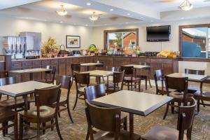 Un restaurant sau alt loc unde se poate mânca la Gray Wolf Inn & Suites