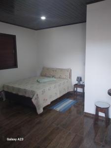 ein Schlafzimmer mit einem Bett in einem Zimmer in der Unterkunft Morada do sabiá in Resende