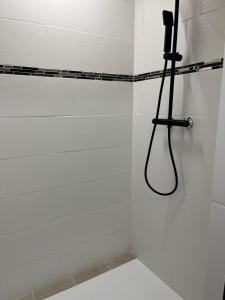 キュエールにあるLa girafeのバスルーム(白いシャワー、黒いシャワーヘッド付)