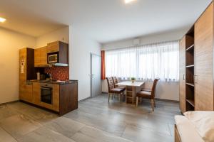 Kuchnia lub aneks kuchenny w obiekcie Wels Inn Hotel