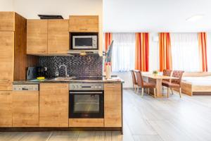 Kuchnia lub aneks kuchenny w obiekcie Wels Inn Hotel
