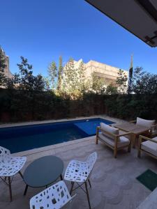 Bazén v ubytování villa with private pool only family nebo v jeho okolí