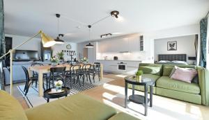 Ruang duduk di Julius 24 - Stylish Haven, 5 Mins to City Center