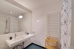 Bilik mandi di Julius 24 - Stylish Haven, 5 Mins to City Center