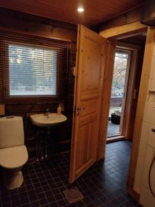 un baño con inodoro y lavabo en A place of peace for your holiday!, en Kontiolahti
