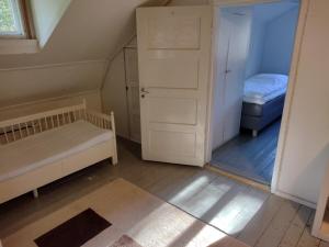 Un dormitorio pequeño con una cama y un armario. en A place of peace for your holiday!, en Kontiolahti 14 fotos más