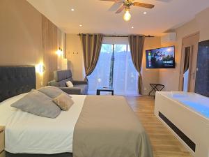 Кровать или кровати в номере Appart Hotel Spa Perpignan