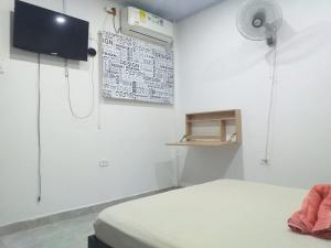 TV a/nebo společenská místnost v ubytování Hermoso y cómodo apartamento en Leticia