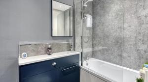Ένα μπάνιο στο Stylish Apartment 2 Double Bedrooms - Free Off-street Parking - Preston