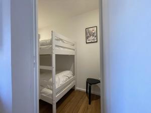 Postel nebo postele na pokoji v ubytování Homency - Résidence Ménandière C4