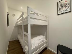 Postel nebo postele na pokoji v ubytování Homency - Résidence Ménandière C4