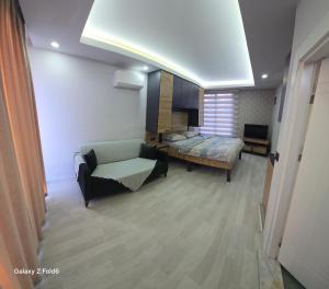 Un pat sau paturi într-o cameră la Centre Side Pool Suite