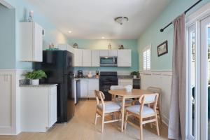Η κουζίνα ή μικρή κουζίνα στο Gorgeous Apartment on Mango St Steps to Beach