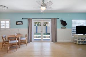 Μια τηλεόραση ή/και κέντρο ψυχαγωγίας στο Gorgeous Apartment on Mango St Steps to Beach