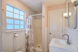 Ένα μπάνιο στο Gorgeous Apartment on Mango St Steps to Beach