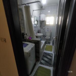 Koupelna v ubytování Cairo Gem budget room with AC and smart TV, 12minutes from the airport please only book through booking we can't offer booking outside the app, please contact us via phone number provided after confirming your booking, so we can check you in, thanks