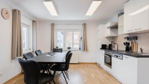 Kuchnia lub aneks kuchenny w obiekcie Moderne Ferienwohnung mit Bergblick