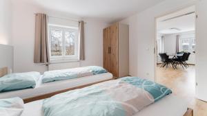 Łóżko lub łóżka w pokoju w obiekcie Moderne Ferienwohnung mit Bergblick