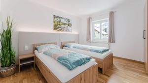 dwa łóżka w pokoju z oknem w obiekcie Moderne Ferienwohnung mit Bergblick w mieście Bad Goisern