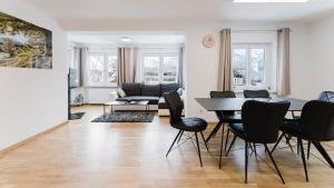 salon ze stołem, krzesłami i kanapą w obiekcie Moderne Ferienwohnung mit Bergblick w mieście Bad Goisern