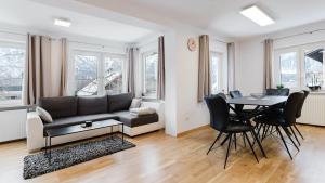 salon z kanapą i stołem w obiekcie Moderne Ferienwohnung mit Bergblick w mieście Bad Goisern