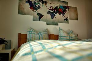 - une chambre avec un lit et une carte du monde sur le mur dans l'établissement Himmelferien Studio and wonderful garden, à Hergensweiler