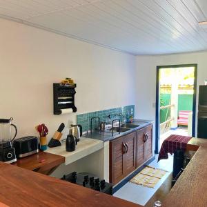 Kuchyň nebo kuchyňský kout v ubytování Casa do Mangue Hostel