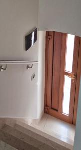 プティニャーノにあるCV MiRa houseのドアと窓が付いた部屋
