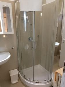 una ducha con puerta de cristal en un baño en NavigliBocconi LeCase&Vacanze Ambrosiane, en Milán