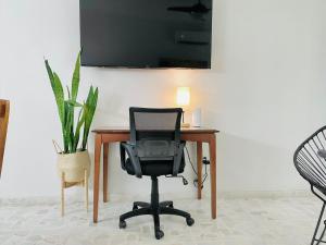 une chaise noire assise sur un bureau avec un ordinateur dans l'établissement Ecosuite 1, cerca del océano y del centro de Mazatlán, à Isla Cardones 8 autres photos