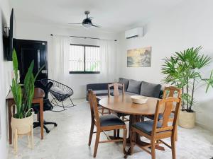 un salon avec une table et un canapé dans l'établissement Ecosuite 1, cerca del océano y del centro de Mazatlán, à Isla Cardones