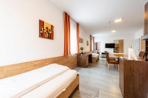 Telewizja i/lub zestaw kina domowego w obiekcie Wels Inn Hotel
