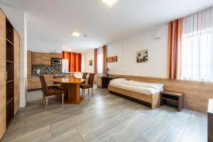 Pokój szpitalny z łóżkiem i stołem w obiekcie Wels Inn Hotel w mieście Wels