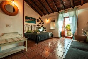 une chambre avec un lit et une fenêtre dans l'établissement Hotel Rural La Correa del Almendro & Bubble Experience - Adults Only, à Arona 78 autres photos