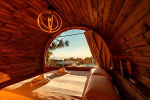 pokój z kanapą w pokoju z oknem w obiekcie Hotel Rural La Correa del Almendro & Bubble Experience - Adults Only w Aronie +37 zdjęć