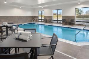 Bazén v ubytování Courtyard by Marriott Bettendorf nebo v jeho okolí