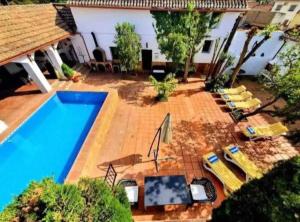 an overhead view of a swimming pool in a yard at Alojamiento El Cortijuelo in Escóznar