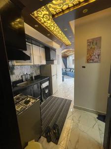 a kitchen with a sink and a counter top at Porto said بورتوسعيد شاليه غرفه وصاله للأسر فقط in `Ezbet Shalabi el-Rûdi