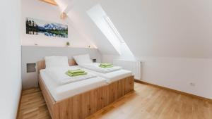 Łóżko lub łóżka w pokoju w obiekcie Moderne Ferienwohnung mit Bergblick