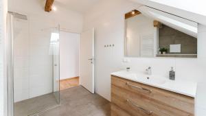łazienka z umywalką i prysznicem w obiekcie Moderne Ferienwohnung mit Bergblick w mieście Bad Goisern +29 zdjęć