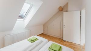 Łóżko lub łóżka w pokoju w obiekcie Moderne Ferienwohnung mit Bergblick