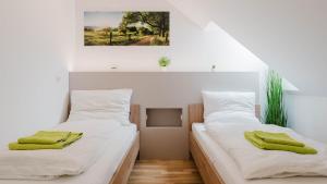 Łóżko lub łóżka w pokoju w obiekcie Moderne Ferienwohnung mit Bergblick