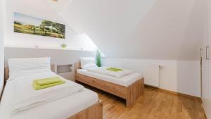 Łóżko lub łóżka w pokoju w obiekcie Moderne Ferienwohnung mit Bergblick