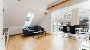 salon z czarną kanapą i stołem w obiekcie Moderne Ferienwohnung mit Bergblick w mieście Bad Goisern