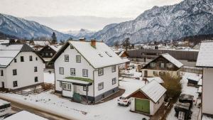 z powietrza widok na miasto ze śniegiem pokrytymi budynkami w obiekcie Moderne Ferienwohnung mit Bergblick w mieście Bad Goisern