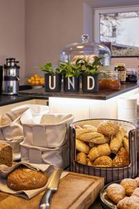 un montón de comida en un mostrador en una cocina en Hotel UND - smart alpine stay, en Schladming