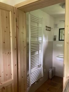 een badkamer met jaloezieën bij Dvůr Metlice in Rožmberk nad Vltavou