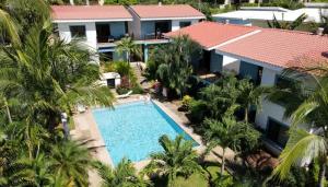 Una vista aérea de un complejo turístico con piscina. en Minimalist Condo with a Beautiful New Design, Bound Patio, and Shared Community Pool, en Coco