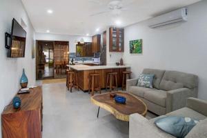 una sala de estar con un sofá y una mesa en Minimalist Condo with a Beautiful New Design, Bound Patio, and Shared Community Pool, en Coco