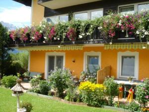A garden outside Ferienhaus Marianne